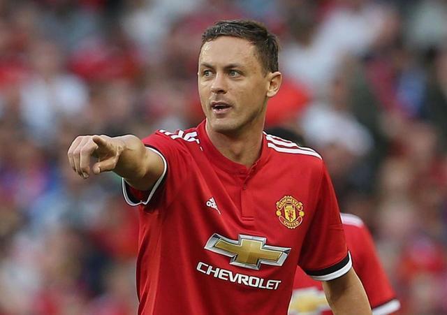 幼詹小迷弟时刻，詹姆斯第一次参加全明星赛并向队友索要签名！.